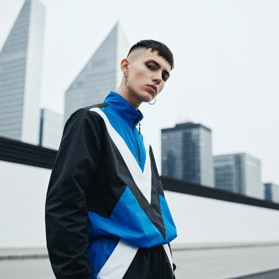 Gros plan sur les mains d'un plombier en train de réparer un tuyau, avec des outils en arrière-plan, mettant en valeur la qualité du travail